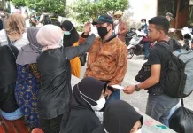 Turun di Pulau Tomia, Sejumlah Penumpang Diperiksa Kesehatannya Turun di Pulau Tomia, Sejumlah Penumpang Diperiksa Kesehatannya