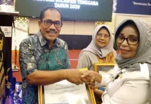 Mubar Raih Penghargaan Terbaik Pertama Pengelolaan Gedung Alkon se-Sultra Mubar Raih Penghargaan Terbaik Pertama Pengelolaan Gedung Alkon se-Sultra