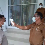 Deteksi Dini Covid-19, Bupati Mubar Cek Suhu Tubuh ASN dan Honorer Deteksi Dini Covid-19, Bupati Mubar Cek Suhu Tubuh ASN dan Honorer