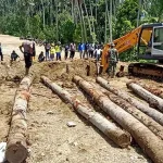 Masyarakat dan Satgas TMMD di Kolut Perbaiki Jembatan Darurat