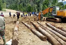 Masyarakat dan Satgas TMMD di Kolut Perbaiki Jembatan Darurat