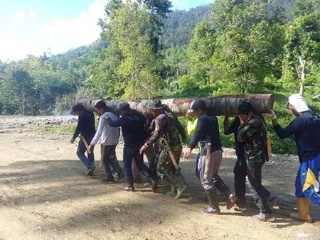 Masyarakat dan Satgas TMMD di Kolut Perbaiki Jembatan Darurat