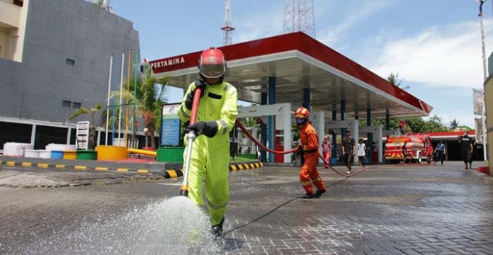 Pertamina Lakukan Penyemprotan Disinfektan Dua SPBU di Sultra