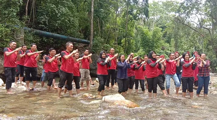 Satreskrim Polres Kolaka Bersihkan Taman Wisata Alam Kea-Kea