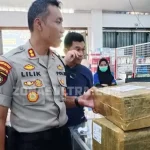 Samapta Polda Sultra Gagalkan Pengiriman Ratusan Masker ke Jakarta dan Banyuwangi Samapta Polda Sultra Gagalkan Pengiriman Ratusan Masker ke Jakarta dan Banyuwangi