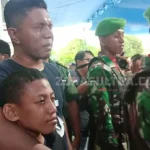 Tangis Keluarga Pecah Saat Jenasah Serka Anumerta La Ongge Tiba di Kediamannya Tangis Keluarga Pecah Saat Jenasah Serka Anumerta La Ongge Tiba di Kediamannya