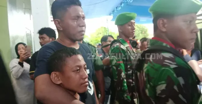serka_anumerta Tangis Keluarga Pecah Saat Jenasah Serka Anumerta La Ongge Tiba di Kediamannya