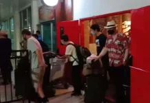 PT VDNI Karantina 49 Pekerja Asal China yang Kembali Bekerja Viral Video Puluhan TKA China Tiba di Bandara Haluoleo, Ini Penjelasan Kapolda