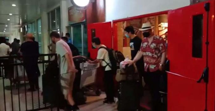 Viral Video Puluhan TKA China Tiba di Bandara Haluoleo, Ini Penjelasan Kapolda