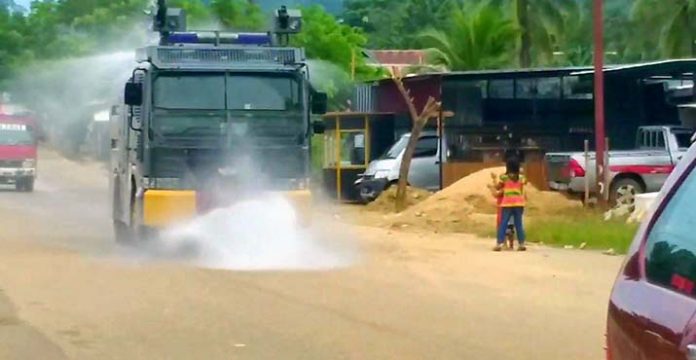 Di Konut, Water Cannon Dikerahkan untuk Penyemprotan Disinfektan