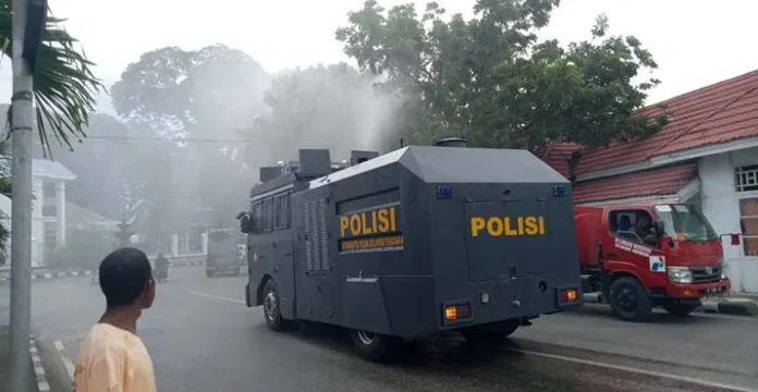 Kerahkan Water Cannon, Jalan di Baubau Disiram Disinfektan