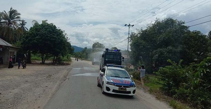 Polres Konsel Kerahkan Water Cannon Semprot Disinfektan di Jalan