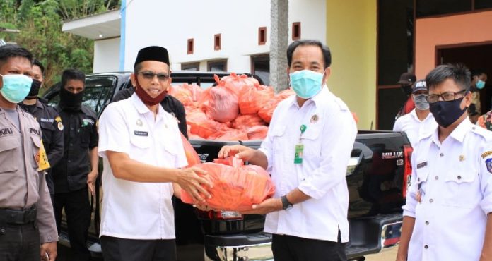 TNRAW Bagi Sembako di 7 Desa sekitar Kawasan Taman Nasional