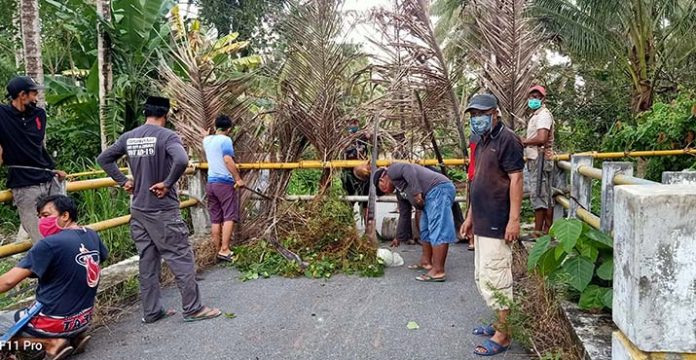 Cegah Covid-19, Pemerintah Desa Lametuna Tutup Jalan