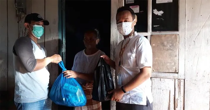 FIFGROUP Baubau Bagi Sembako Langsung ke Rumah Warga
