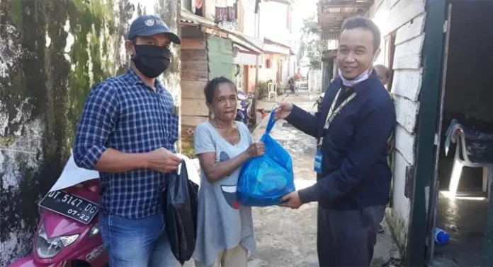 FIFGROUP Baubau Bagi Sembako Langsung ke Rumah Warga