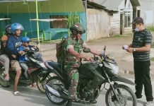 Lembaga Adat Tolaki Konsel Bagikan Ratusan Masker Gratis Lembaga Adat Tolaki Konsel Bagikan Ratusan Masker Gratis