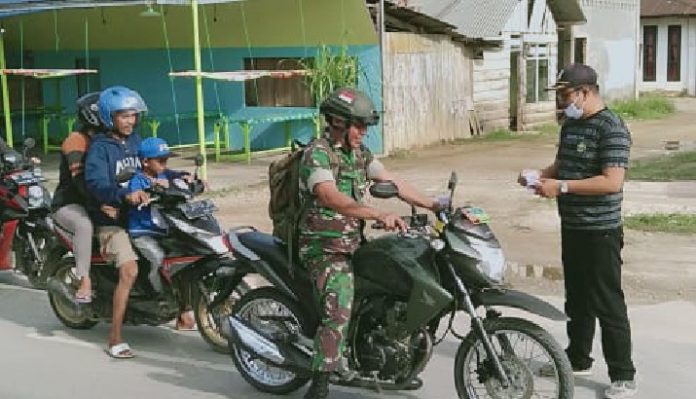 Lembaga Adat Tolaki Konsel Bagikan Ratusan Masker Gratis