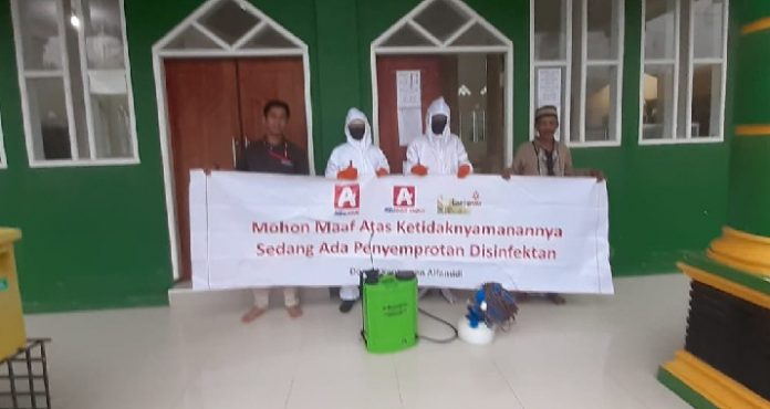 Cegah Corona, Alfamidi Kendari Semprot Disinfektan di Masjid