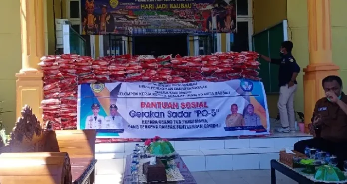 Guru SD se-Kota Baubau Sumbang Beras Buat Orang Tua Siswa