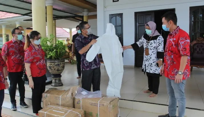 Paguyuban Warga Tionghoa di Kendari Sumbangkan Ratusan APD