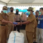 Bupati Konkep Serahkan Ribuan Masker ke Satgas Penanggulangan Covid-19 Bupati Konkep Serahkan Ribuan Masker ke Satgas Penanggulangan Covid-19