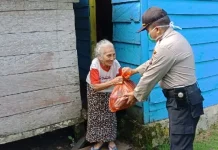Polsek Tikep Bagikan Sembako kepada Lansia dan Warga Kurang Mampu Polsek Tikep Bagikan Sembako kepada Lansia dan Warga Kurang Mampu