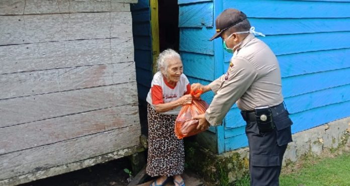 Polsek Tikep Bagikan Sembako kepada Lansia dan Warga Kurang Mampu