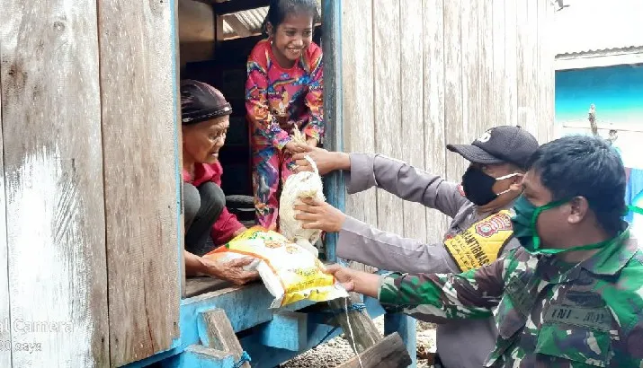 Sambut Ramadan, Relawan Covid-19 Baubau Salurkan Sembako ke Rumah Warga