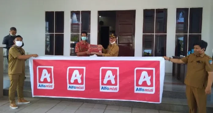 Alfamidi Alfamidi Serahkan Bantuan Paket Sembako ke Pemkab Konsel