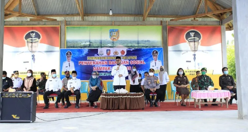 Bupati Konsel Serahkan Bantuan Sembako 1.642 KK ke Warga Terdampak Covid-19 