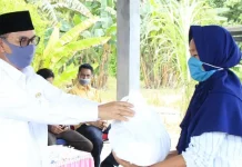 Bupati Konsel Serahkan Bantuan Sembako 1.642 KK ke Warga Terdampak Covid-19 Bupati Konsel Serahkan Bantuan Sembako 1.642 KK ke Warga Terdampak Covid-19