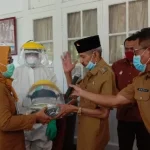 Pejabat Pemkot Baubau Urunan Beli APD untuk Tenaga Medis Pejabat Pemkot Baubau Urunan Beli APD Untuk Tenaga Medis