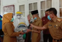 Pejabat Pemkot Baubau Urunan Beli APD untuk Tenaga Medis Pejabat Pemkot Baubau Urunan Beli APD Untuk Tenaga Medis