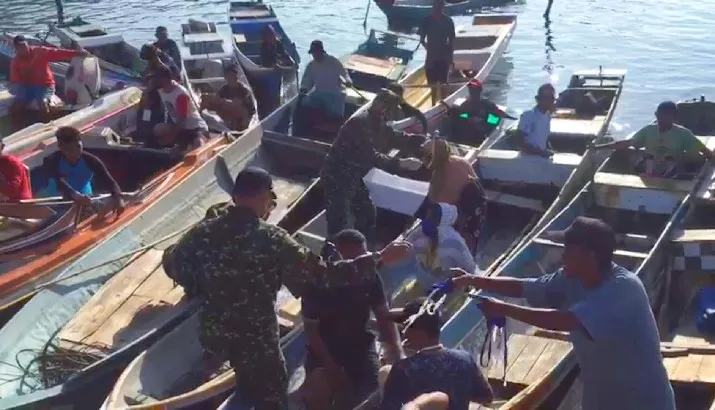 Dandim Kendari Pimpin Langsung Penyaluran Ratusan Sembako Untuk Warga Bajo