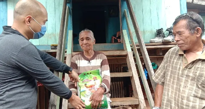 Sambut Ramadan, Relawan Covid-19 Baubau Salurkan Sembako ke Rumah Warga