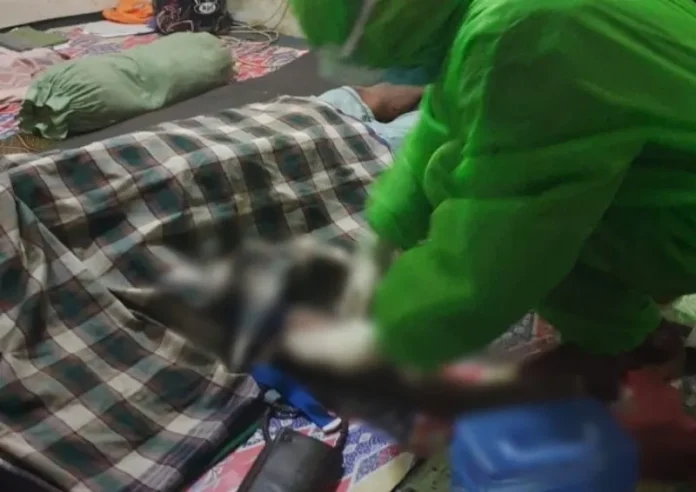 Mayat Ditemukan di Dalam Kos Dievakuasi Pakai Standar Covid-19 Mayat Ditemukan di Dalam Kos Dievakuasi Pakai Standar Covid-19