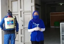 Ketua DPC Demokrat Kendari Turun Langsung Penyemprotan Disinfektan Ratusan Rumah Warga Ketua DPC Demokrat Kendari Turun Langsung Penyemprotan Disinfektan Ratusan Rumah Warga