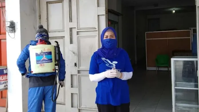 PSX_20200401_211013 Ketua DPC Demokrat Kendari Turun Langsung Penyemprotan Disinfektan Ratusan Rumah Warga