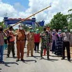 Bupati Mubar Pantau Posko Pemeriksaan di Perbatasan Bupati Mubar Pantau Posko Pemeriksaan di Perbatasan