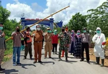 Bupati Mubar Pantau Posko Pemeriksaan di Perbatasan Bupati Mubar Pantau Posko Pemeriksaan di Perbatasan