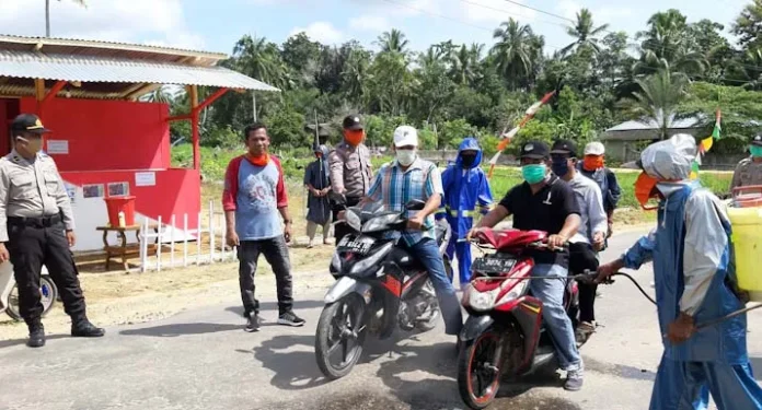 PSX_20200414_220301 Pemdes Mekar Jaya Dirikan Posko Terpadu dan Lakukan Penyemprotan Disinfektan