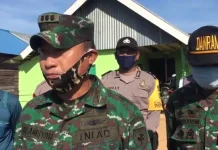 Dandim Kendari Pimpin Langsung Penyaluran Ratusan Sembako Untuk Warga Bajo Komandan Kodim 1417 Kendari, Kolonel Inf Alamsyah