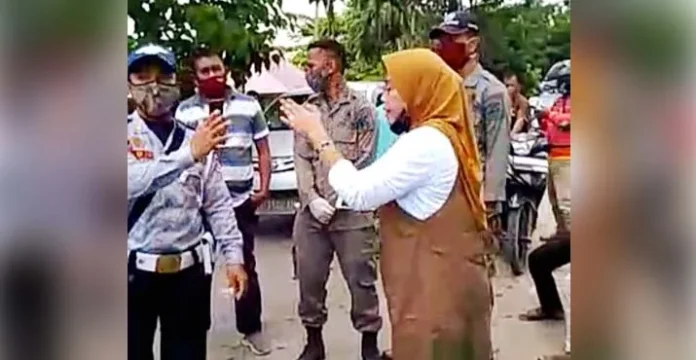 Petugas Pengamanan Covid-19 Halau Warga Luar yang Hendak Masuk ke Konut