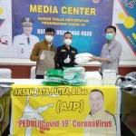 AJP Serahkan Bantuan APD ke RS Rujukan Covid-19 di Konsel AJP Serahkan Bantuan APD ke RS Rujukan Covid-19 di Konsel