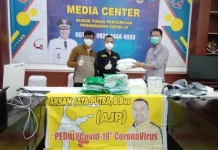 AJP Serahkan Bantuan APD ke RS Rujukan Covid-19 di Konsel AJP Serahkan Bantuan APD ke RS Rujukan Covid-19 di Konsel