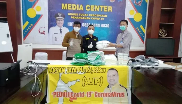 AJP Serahkan Bantuan APD ke RS Rujukan Covid-19 di Konsel