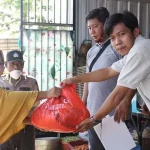 PT Antam UPBN Sultra Bagi 1500 Paket Sembako Gratis ke Warga Pomalaa PT Antam UPBN Sultra Bagi 1500 Paket Sembako Gratis ke Warga Pomalaa