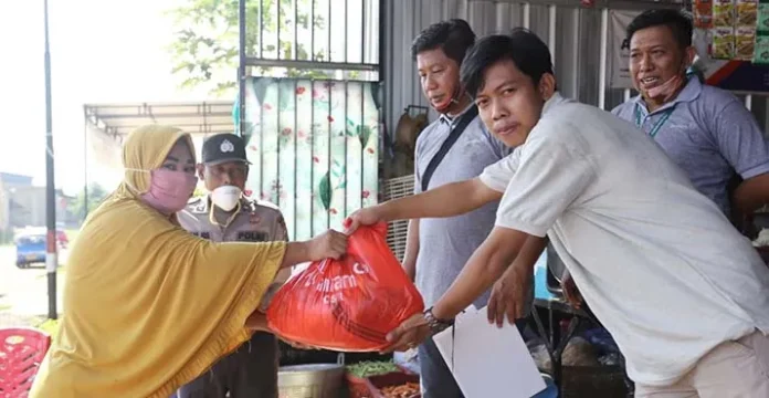 PT Antam UPBN Sultra Bagi 1500 Paket Sembako Gratis ke Warga Pomalaa