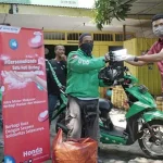 Astra Motor Bagikan 300 Paket Makanan kepada Para Driver Ojol Astra Motor Bagikan 300 Paket Makanan kepada Para Driver Ojol
